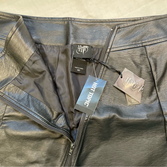 Hot Topic Harry Potter Knockturn Alley Faux Leather Zip Skirt - Picture 4 of 4